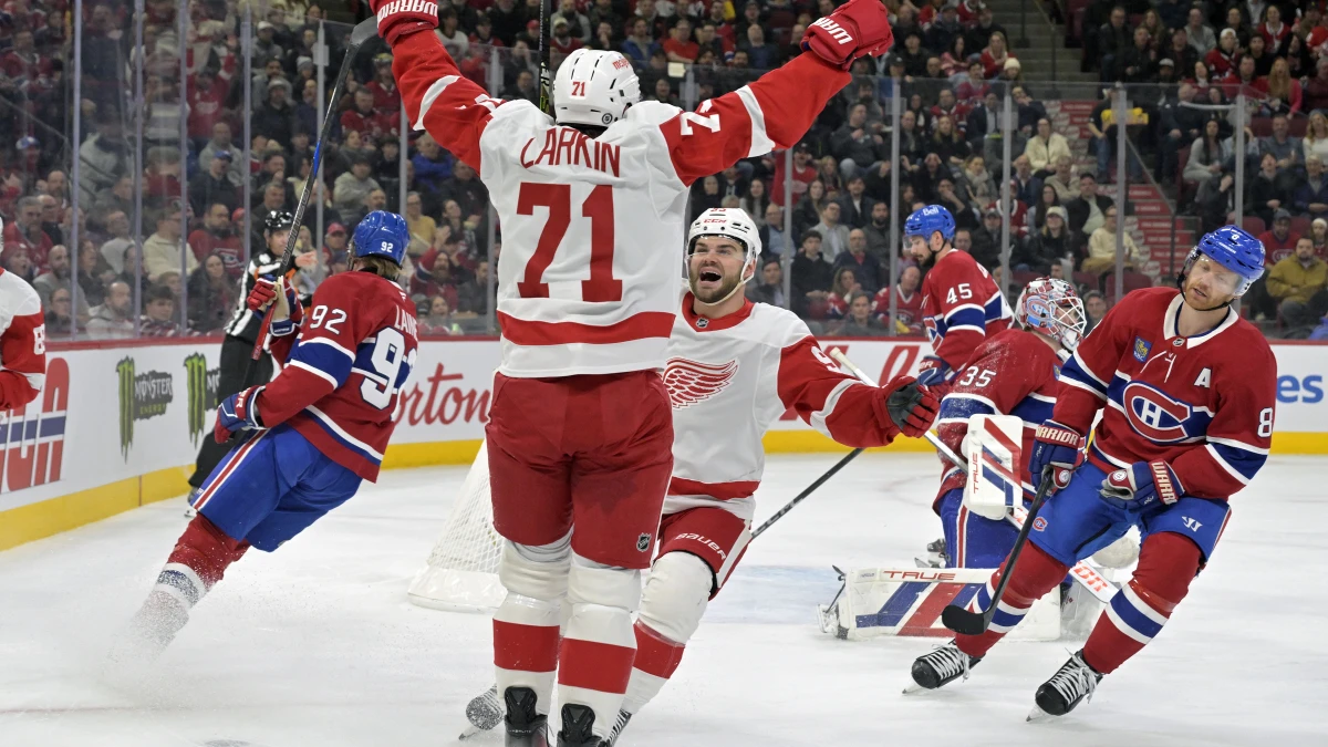 L'attaquant des Red Wings de Détroit, Dylan Larkin (71), célèbre son but marqué contre le gardien des Canadiens de Montréal, Sam Montembeault (35), en première période au Centre Bell.