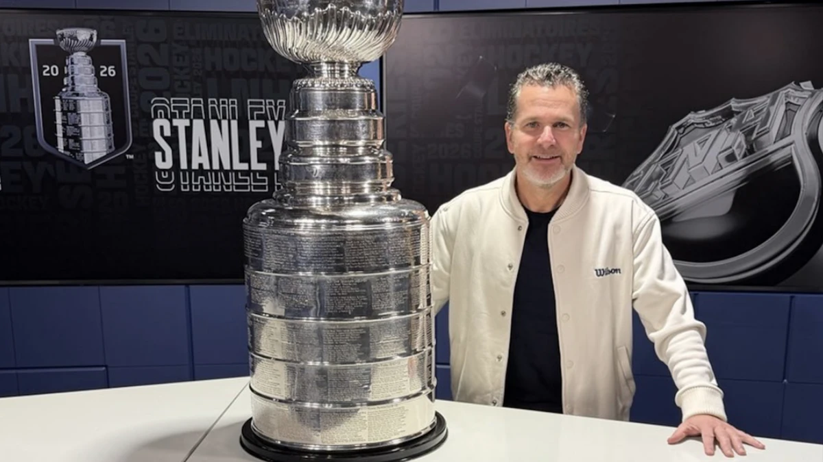 Photo: markerzone.com Renaud Lavoie, avec la Coupe Stanley, dans les studios de TVA Sports