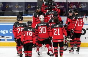 &Eacute;quipe Canada junior apr&egrave;s la d&eacute;faite contre la Tch&eacute;quie
