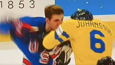 Dans les derniers instants de la finale face &agrave; la Su&egrave;de, le d&eacute;fenseur Lane Hutson a d&eacute;cid&eacute; d'engager le combat avec Anton Johansson.