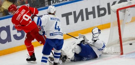Tysplakov scoring a goal during a KHL game.