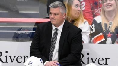 Head Coach of the Toronto Maple Leafs Sheldon Keefe on the bench during a game.