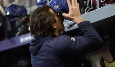 Alex Newhook participe finalement &agrave; sa premi&egrave;re s&eacute;ance d'entrainement avec ses co&eacute;quipiers depuis sa blessure.