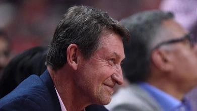 Wayne Gretzky from the side.