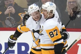 Former Pittsburgh Penguins teammates Sidney Crosby and Jake Guentzel