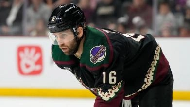 Former Arizona Coyotes forward Jason Zucker preparing for a faceoff