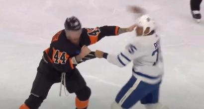 Toronto Maple Leafs enforcer Ryan Reaves and Philadelphia Flyers forward Nic Deslauriers dropping the gloves.