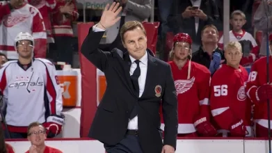 Sergei Fedorov being recognized for his career with the Detroit Red Wings