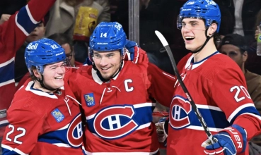 Cole Caufield, Nick Suzuki et Juraj Slafkovsky c&eacute;l&egrave;brent un but marqu&eacute; par le capitaine.