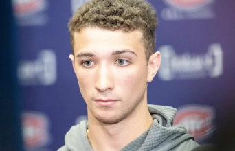 Logan Mailloux lors d'une conf&eacute;rence de presse