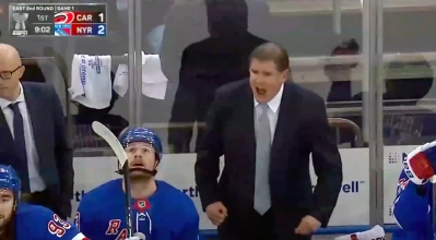 Peter Laviolette yelling at the ref after bad call