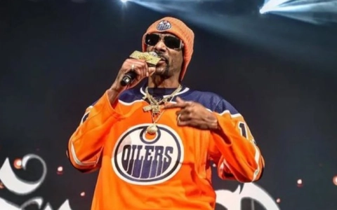 Snoop dog performing a live show wearing an Oilers jersey