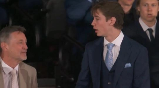 Anaheim Ducks forward Beckett Sennecke