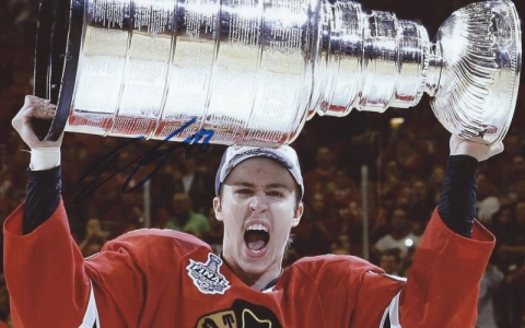 Teuvo Ter&auml;v&auml;inen holding the Stanley Cup in 2015