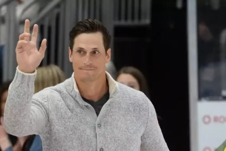 Vincent Lecavalier waving to the fans
