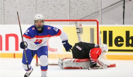 Nela Lopusanova with the Slovakia U18 Women's Hockey Team