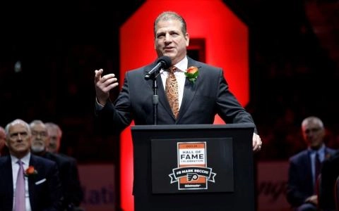 Mark Recchi speaking at induction into Flyers Hall of Fame