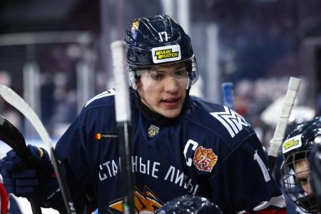 Toronto Maple Leafs prospect Nikita Grebyonkin playing for Metallurg Magnitogorsk