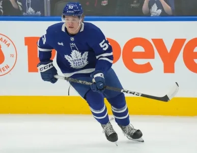 Easton Cowan in action with the Toronto Maple Leafs.