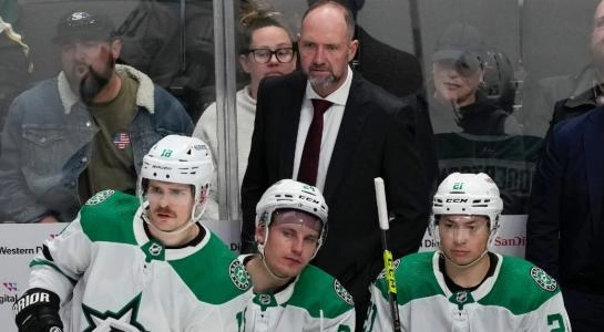Peter DeBoer behind the bench of the Dallas Stars.