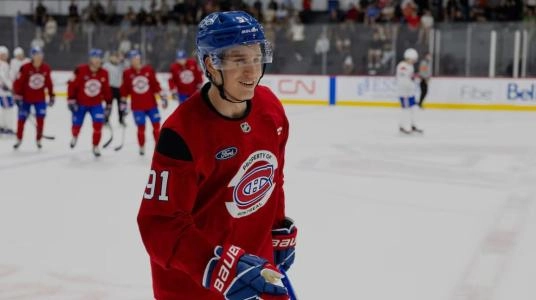 Oliver Kapanen en action lors du camp d'entra&icirc;nement des Canadiens de Montr&eacute;al.