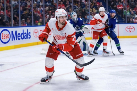 Canucks eyeing trade for Red Wings' forward. #Canucks #Larkin #Trade #RedWings