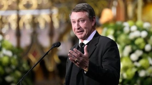 Former NHL legend Wayned Gretzky speaks at an event to guests in attendance