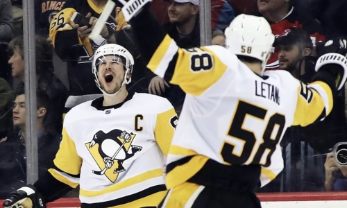 Sidney Crosby and Kris Letang celebrate a goal