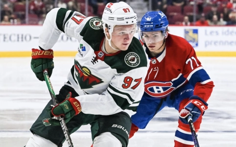 Kirill Kaprizov et Jake Evans