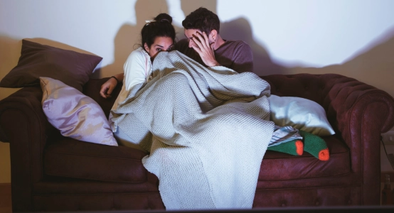 Couple devant un film d'horreur