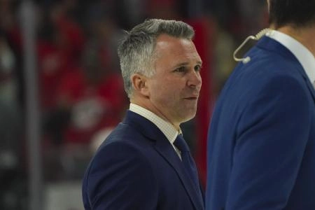 31 mars 2022 ; Raleigh, Caroline du Nord, &Eacute;tats-Unis ; L'entra&icirc;neur-chef des Canadiens de Montr&eacute;al, Martin St. Louis, traverse la glace apr&egrave;s le match contre les Hurricanes de la Caroline au PNC Arena.
