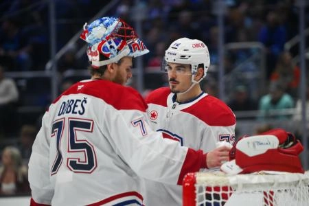 28 octobre 2025; Seattle, Washington, &Eacute;tats-Unis; le gardien de but des Canadiens de Montr&eacute;al Jakub Dobes (75) et le d&eacute;fenseur des Canadiens de Montr&eacute;al Arber Xhekaj (72) discutent pendant la troisi&egrave;me p&eacute;riode du match contre les Kraken de Seattle au Climate Pledge Arena.