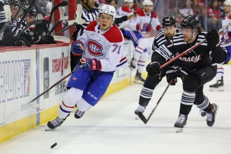 7 avril 2022; Newark, New Jersey, &Eacute;tats-Unis; Jake Evans (71), centre des Canadiens de Montr&eacute;al, et Pavel Zacha (37), centre des Devils du New Jersey, se disputent la rondelle pendant la premi&egrave;re p&eacute;riode au Prudential Center.