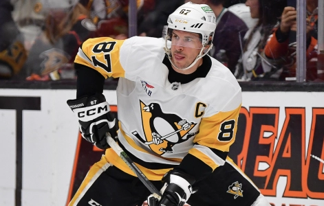 14 octobre 2025 ; Anaheim, Californie, &Eacute;tats-Unis ; Sidney Crosby (87), centre des Penguins de Pittsburgh, contr&ocirc;le le palet contre les Ducks d'Anaheim pendant la premi&egrave;re p&eacute;riode au Honda Center.