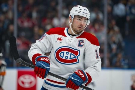 25 octobre 2025; Vancouver, Colombie-Britannique, CAN; L'attaquant des Canadiens de Montr&eacute;al, Nick Suzuki (14), lors d'un arr&ecirc;t de jeu contre les Canucks de Vancouver en deuxi&egrave;me p&eacute;riode au Rogers Arena.