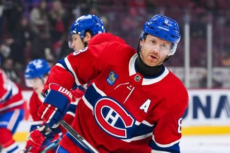 16 octobre 2025; Montr&eacute;al, Qu&eacute;bec, CAN; Le d&eacute;fenseur des Canadiens de Montr&eacute;al, Mike Matheson (8), observe pendant l'&eacute;chauffement avant le match contre les Predators de Nashville au Centre Bell.