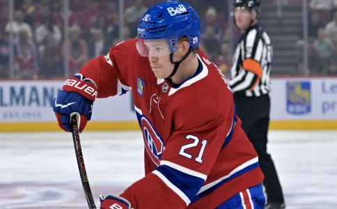23 septembre 2025 ; Montr&eacute;al, Qu&eacute;bec, CAN ; Le d&eacute;fenseur des Canadiens de Montr&eacute;al Kaiden Guhle (21) joue le palet pendant la premi&egrave;re p&eacute;riode contre les Flyers de Philadelphie au Centre Bell.