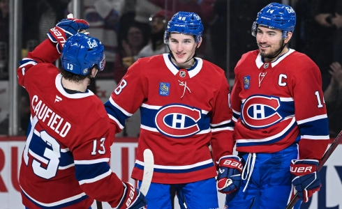 25 f&eacute;vrier 2025 ; Montr&eacute;al, Qu&eacute;bec, CAN ; Le d&eacute;fenseur des Canadiens de Montr&eacute;al Lane Hutson (48) c&eacute;l&egrave;bre avec l'ailier droit Cole Caufield (13) et le centre Nick Suzuki (14) son but contre les Hurricanes de la Caroline au troisi&egrave;me tiers-temps au Centre Bell.