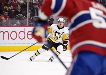 12 novembre 2022; Montr&eacute;al, Qu&eacute;bec, Canada; Sidney Crosby (87), attaquant des Penguins de Pittsburgh, observe David Savard (58), d&eacute;fenseur des Canadiens de Montr&eacute;al, durant la premi&egrave;re p&eacute;riode au Centre Bell.