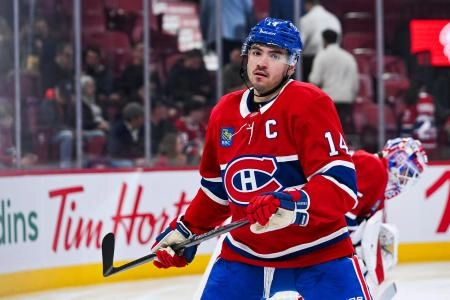 11 novembre 2025; Montr&eacute;al, Qu&eacute;bec, Canada; Nick Suzuki (14), centre des Canadiens de Montr&eacute;al, observe le jeu face aux Kings de Los Angeles durant la deuxi&egrave;me p&eacute;riode au Centre Bell.