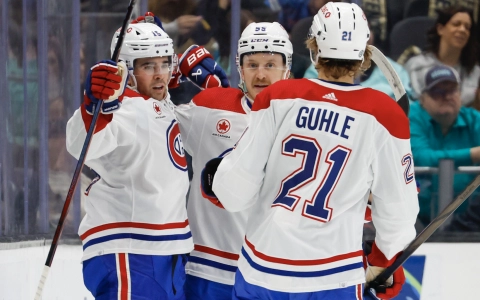 24 mars 2024 ; Seattle, Washington, &Eacute;tats-Unis ; Le centre des Canadiens de Montr&eacute;al Alex Newhook (15, &agrave; gauche) c&eacute;l&egrave;bre avec l'ailier gauche Michael Pezzetta (55) et le d&eacute;fenseur Kaiden Guhle (21) apr&egrave;s avoir marqu&eacute; un but contre les Kraken de Seattle lors de la premi&egrave;re p&eacute;riode &agrave; la Climate Pledge Arena.