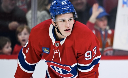 4 novembre 2025 ; Montr&eacute;al, Qu&eacute;bec, CAN ; L'ailier droit des Canadiens de Montr&eacute;al, Ivan Demidov (93), observe pendant l'&eacute;chauffement avant le match contre les Flyers de Philadelphie au Centre Bell.