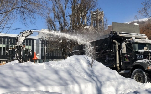D&eacute;placements plus difficiles alors qu'un manteau blanc ralentit Qu&eacute;bec