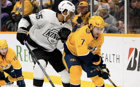 4 novembre 2024 ; Nashville, Tennessee, &Eacute;tats-Unis ; Le d&eacute;fenseur des Predators de Nashville Marc Del Gaizo (7) se bat pour le palet avec l'ailier droit des Kings de Los Angeles Quinton Byfield (55) pendant la deuxi&egrave;me p&eacute;riode &agrave; la Bridgestone Arena.