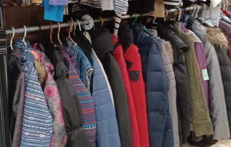 une friperie distribue des manteaux gratuits