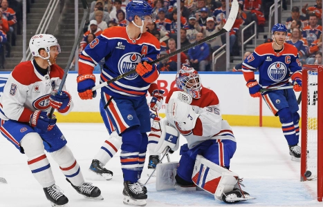 23 octobre 2025 ; Edmonton, Alberta, CAN ; Ryan Nugent-Hopkins (93), attaquant des Oilers d'Edmonton, marque un but contre Sam Montembeault (35), gardien de but des Canadiens de Montr&eacute;al, au cours de la troisi&egrave;me p&eacute;riode au Rogers Place.