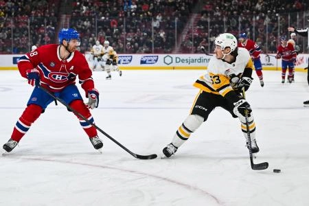 12 d&eacute;cembre 2024; Montr&eacute;al, Qu&eacute;bec, Canada; le centre des Penguins de Pittsburgh, Philip Tomasino (53), joue la rondelle contre le d&eacute;fenseur des Canadiens de Montr&eacute;al, Mike Matheson (8), durant la premi&egrave;re p&eacute;riode au Centre Bell.