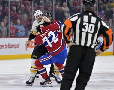 15 novembre 2025; Montr&eacute;al, Qu&eacute;bec, Canada; L'attaquant des Bruins de Boston, Tanner Jeannot (84), se bat avec le d&eacute;fenseur des Canadiens de Montr&eacute;al, Arber Xhekaj (72), durant la premi&egrave;re p&eacute;riode au Centre Bell.