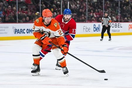 9 décembre 2024; Montréal, Québec, CAN; Le centre des Ducks d'Anaheim, Mason McTavish (23), joue la rondelle contre l'ailier droit des Canadiens de Montréal, Josh Anderson (17), pendant la première période au Centre Bell.