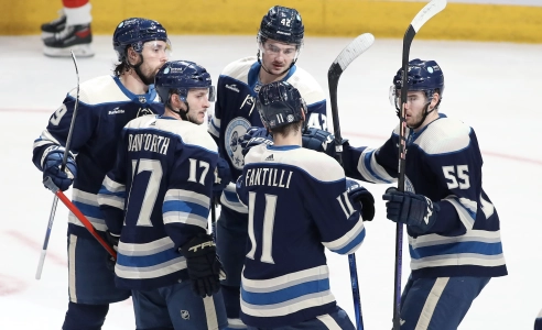 16 d&eacute;cembre 2023 ; Columbus, Ohio, &Eacute;tats-Unis ; Alexandre Texier (42), centre des Blue Jackets de Columbus, c&eacute;l&egrave;bre son but avec ses co&eacute;quipiers lors de la troisi&egrave;me p&eacute;riode du match contre les Devils du New Jersey &agrave; la Nationwide Arena.